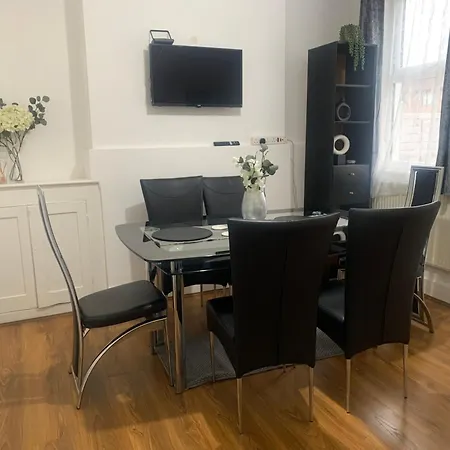 L A Place Croydon, London Holiday home *