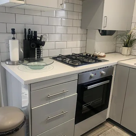 L A Place Croydon, London Holiday home *
