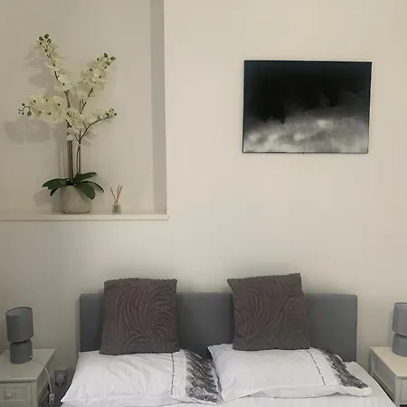 L A Place Croydon, London * Norwood