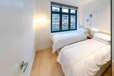 Apartment Modern Ealing Common Duplex