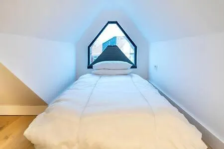 Modern Ealing Common Duplex Apartment London