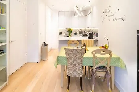 Modern Ealing Common Duplex Apartment *