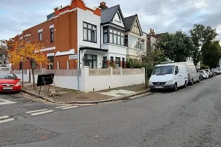 Apartment Modern Ealing Common Duplex *