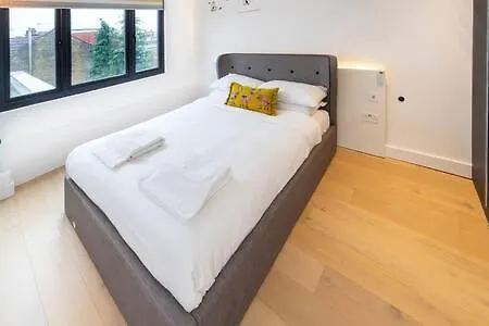 Modern Ealing Common Duplex London