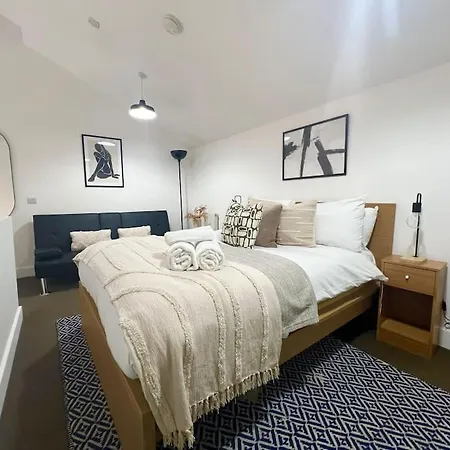 Camden Loft Apartment- 3 *