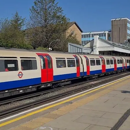 Great London With Free Parking Apartment Brentford