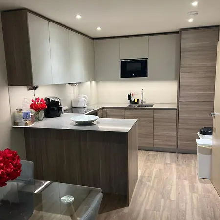 Stylish Colindale With Balcony Apartment