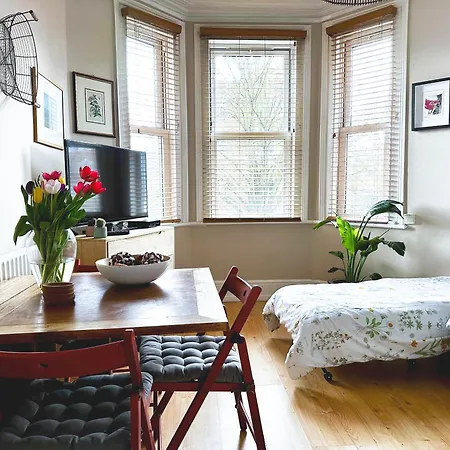 Apartment Artistic Pied-A-Terre, Steps From The Tube, Moments From London'S Heart