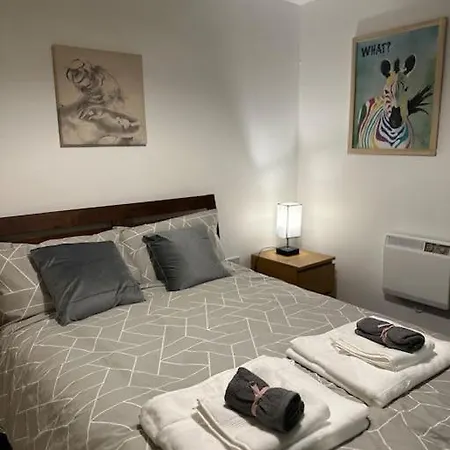 Entire Flat In Ealing