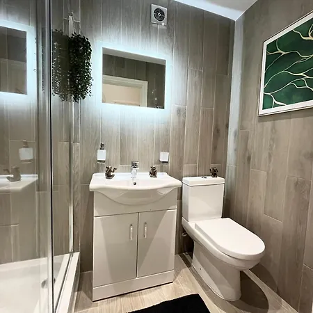 Modern Broadway -2 Mins To Tube & Well-equipped Ealing