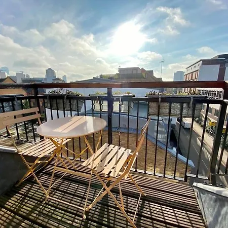 Modern & Bright Penthouse In Angel *