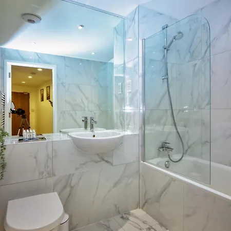 2 Bed Flat In Islington * London