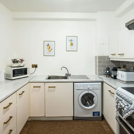 Charming Spacious 2br Flat Near Station Parking Apartamento