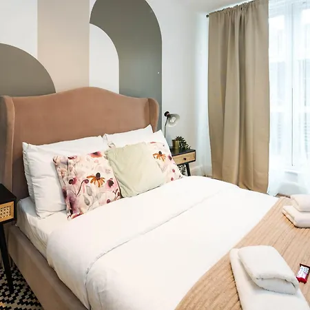 Charming Spacious 2br Flat Near Station Parking