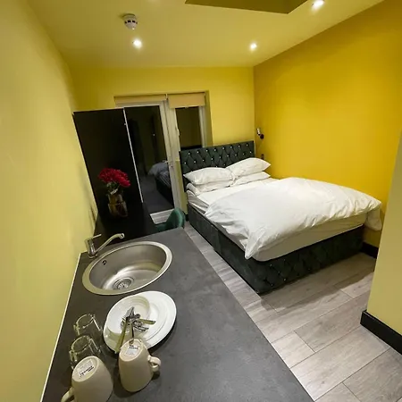 Letzi Premium Cozy Retreat Private En-suite Rooms, Harrow Guest house *