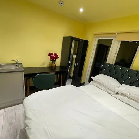 Letzi Premium Cozy Retreat Private En-suite Rooms, Harrow Guest house *