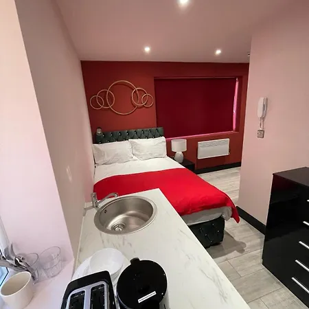 Letzi Premium Cozy Retreat Private En-suite Rooms, Harrow Guest house Pinner