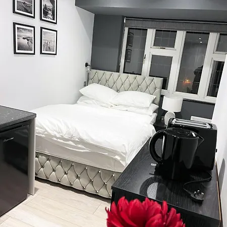 Letzi Private En-suite In Harrow Country house