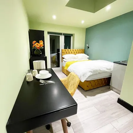 Landsted Letzi Premium Cozy Retreat Private En-suite Rooms, Harrow Pinner