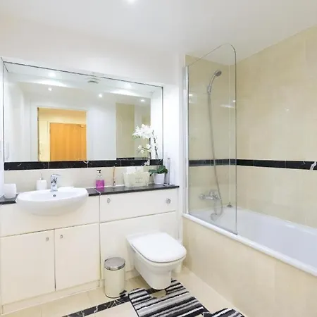 2&3 Bedrooms Near Excel - Modern Spacious For Larger Groups * London