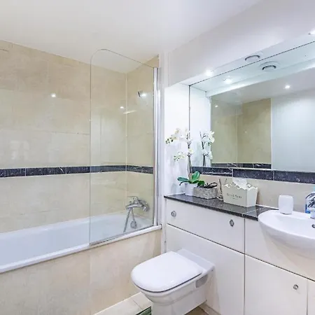 2&3 Bedrooms Near Excel - Modern Spacious For Larger Groups *