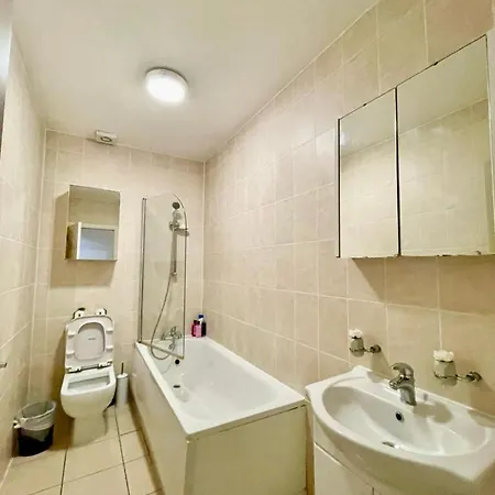 Flat5 419 North End Road Apartment *