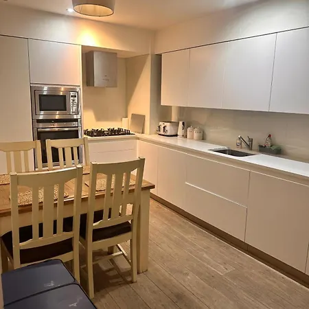 Spacious Flat - 2bhk Apartment London