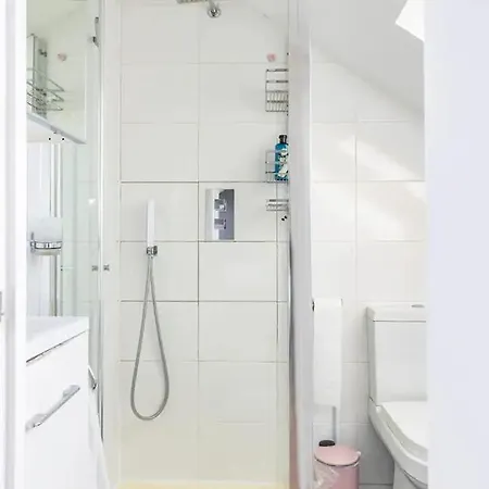 3 Bedroom Townhouse 2min To Station, Sleeps 8 Apartment