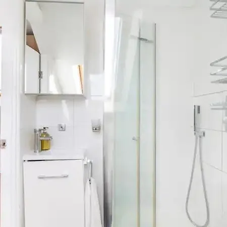 3 Bedroom Townhouse 2min To Station, Sleeps 8 London