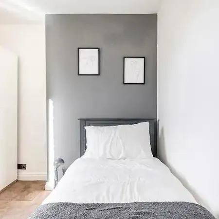 Apartment 3 Bedroom Townhouse 2min To Station, Sleeps 8 *