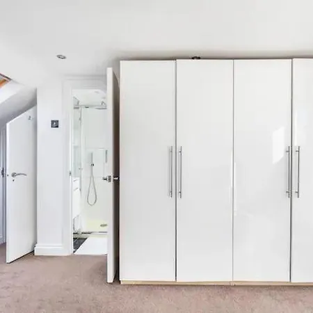 Apartment 3 Bedroom Townhouse 2min To Station, Sleeps 8