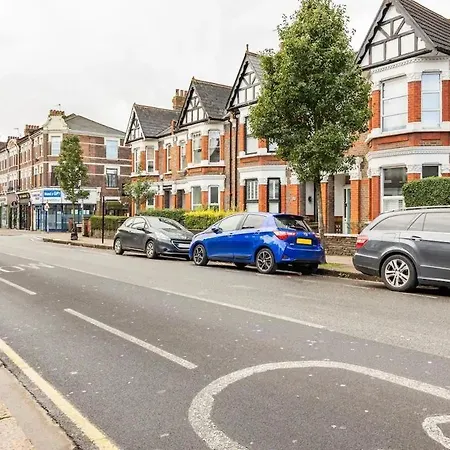 3 Bedroom Townhouse 2min To Station, Sleeps 8