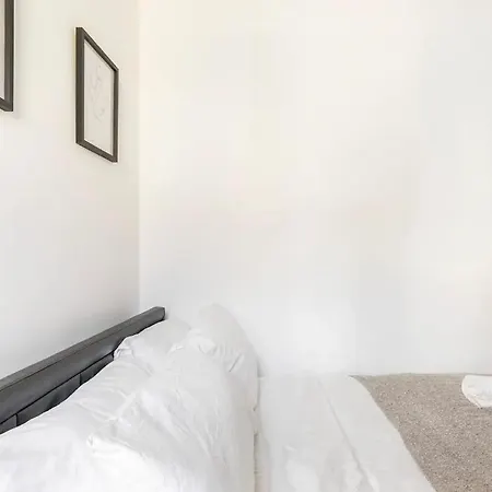 3 Bedroom Townhouse 2min To Station, Sleeps 8 Apartment London
