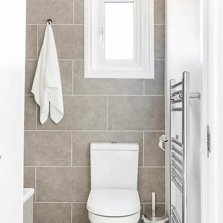 3 Bedroom Townhouse 2min To Station, Sleeps 8 London