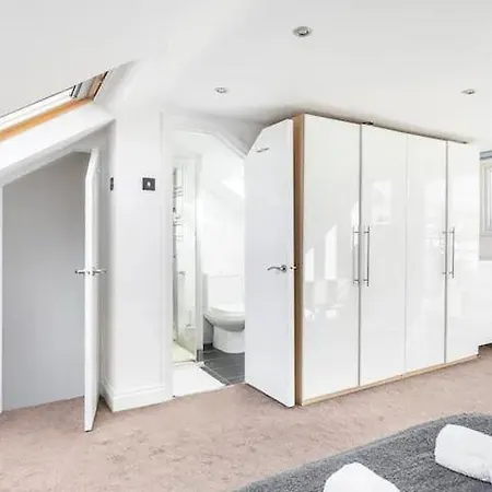 Apartment 3 Bedroom Townhouse 2min To Station, Sleeps 8 London