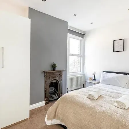 3 Bedroom Townhouse 2min To Station, Sleeps 8 Apartment