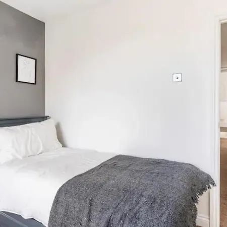 3 Bedroom Townhouse 2min To Station, Sleeps 8 Apartment *