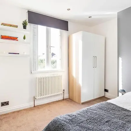 3 Bedroom Townhouse 2min To Station, Sleeps 8 Apartment London
