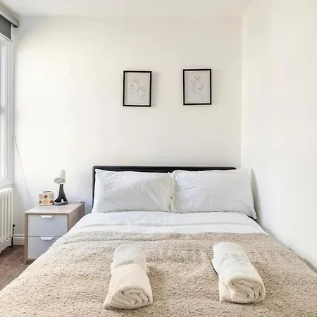 3 Bedroom Townhouse 2min To Station, Sleeps 8