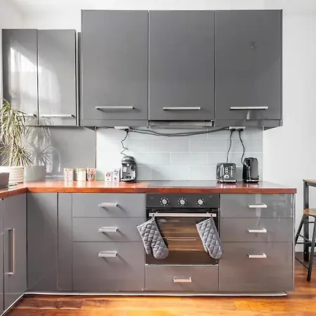 Apartment 3 Bedroom Townhouse 2min To Station, Sleeps 8 London
