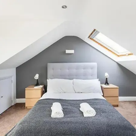 3 Bedroom Townhouse 2min To Station, Sleeps 8 * London
