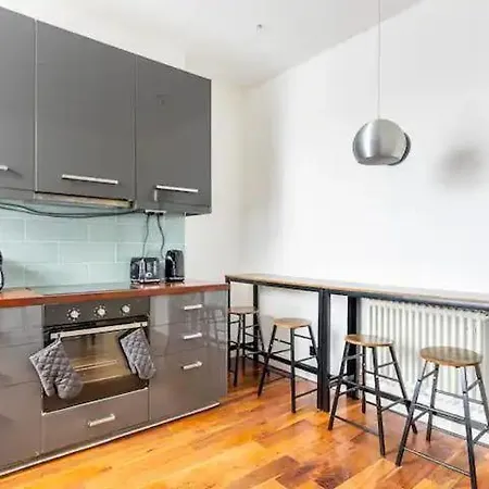 3 Bedroom Townhouse 2min To Station, Sleeps 8 *