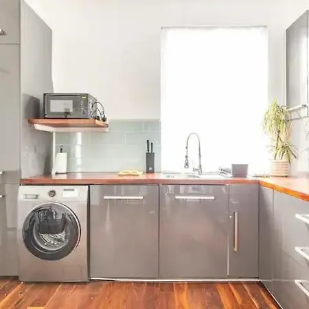 Apartment 3 Bedroom Townhouse 2min To Station, Sleeps 8