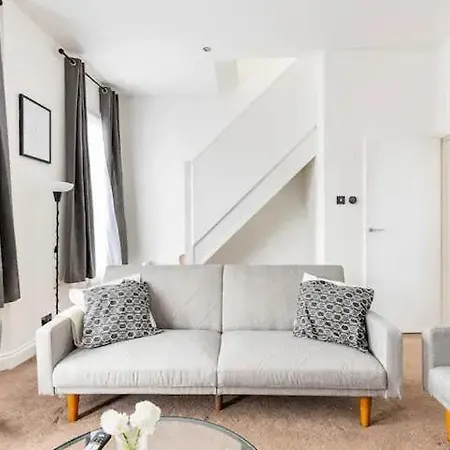 3 Bedroom Townhouse 2min To Station, Sleeps 8 Apartment