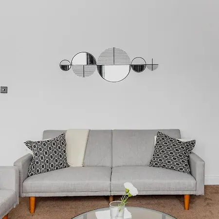 3 Bedroom Townhouse 2min To Station, Sleeps 8 *
