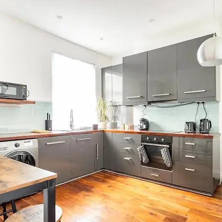3 Bedroom Townhouse 2min To Station, Sleeps 8