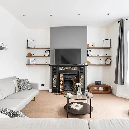 3 Bedroom Townhouse 2min To Station, Sleeps 8 Apartment *