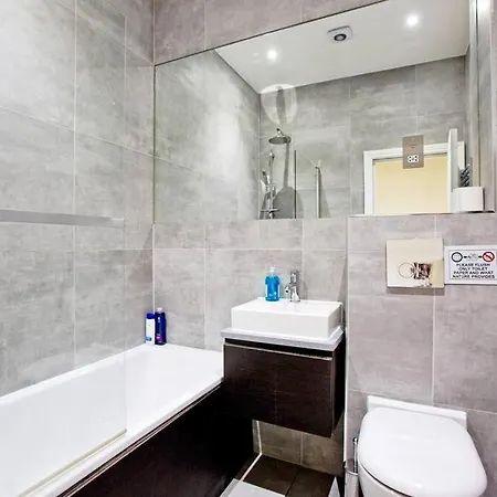 F7 Large 2bed Kensington *