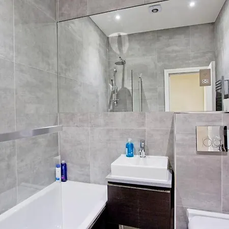 F7 Large 2bed Kensington London