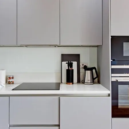 F7 Large 2bed Kensington Apartment